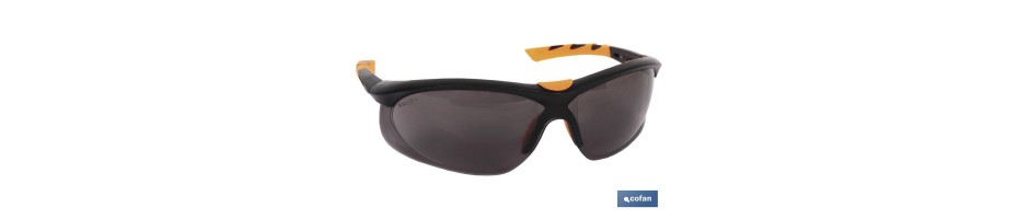 Gafas de seguridad. Modelo Fusión. Protege contra impactos, sus cristales son oscuros. Este modelo de gafa es muy elastica y fle