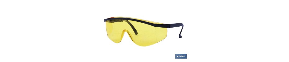 Gafa de seguridad anatómica. Con protección contra impactos. Son muy confortables y ligeras. Las lentes son ahumadas, con tratam