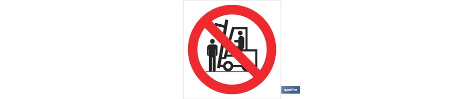 Prohibido situarse debajo carga