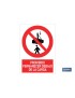 Prohibido permanecer debajo de la carga