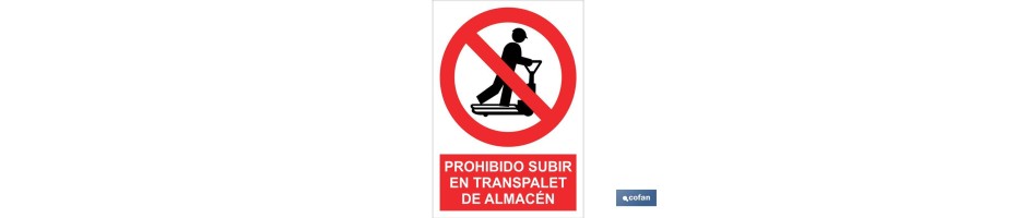 Prohibido subir en el transpalet de almacén